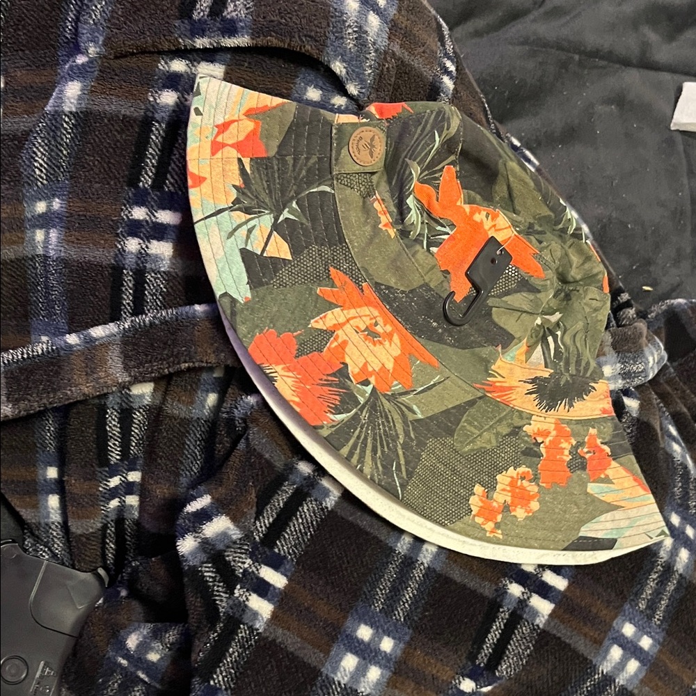 Bench Tropical Print Bucket Hat - Red and Green
